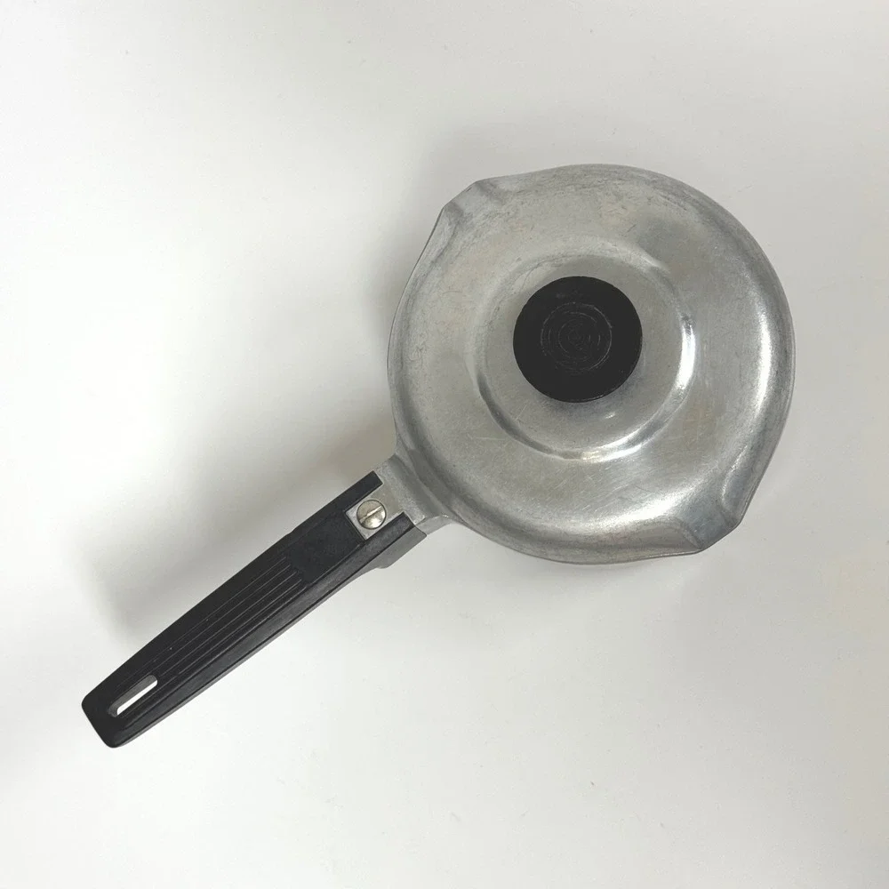 Vintage Wagner Ware Magnalite 1.5 Qt saucepan w/ Lid Double Pour Spout 468 1/2M